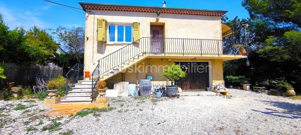 Magnifique maison avec un jardin et un grand garage sur Rognes – 3 pièces – 2 chambres – 95 m²