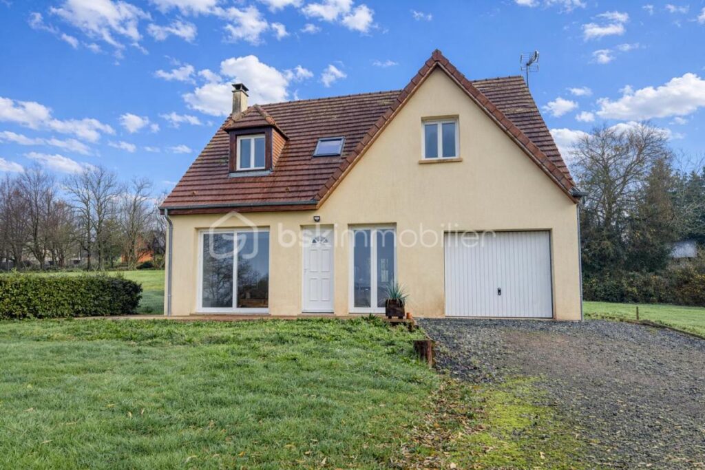 Maison familiale à 5 minutes de Pont-l’Évêque – Grand terrain de 3 900 m² et belle vue – 4 pièces – 3 chambres – 104 m²