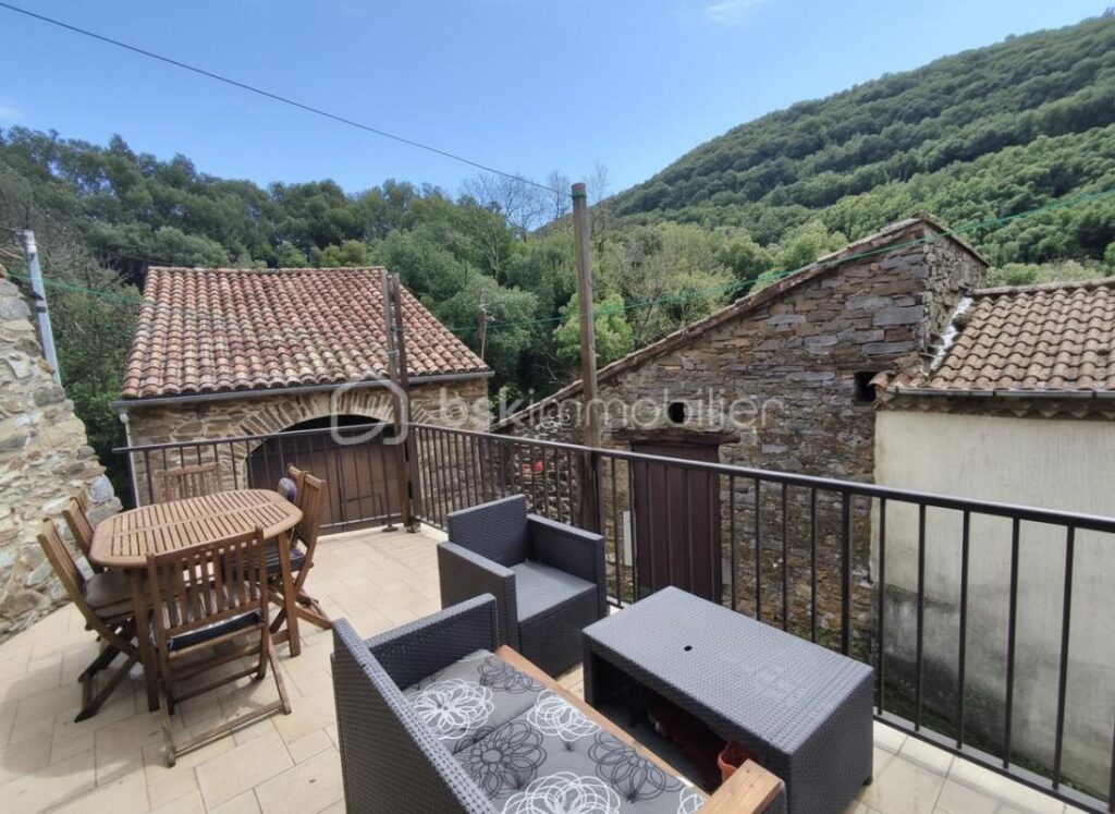 Charmante maison de famille en pierre dans un petit hameau au calme – 5 pièces – 3 chambres – 110 m²