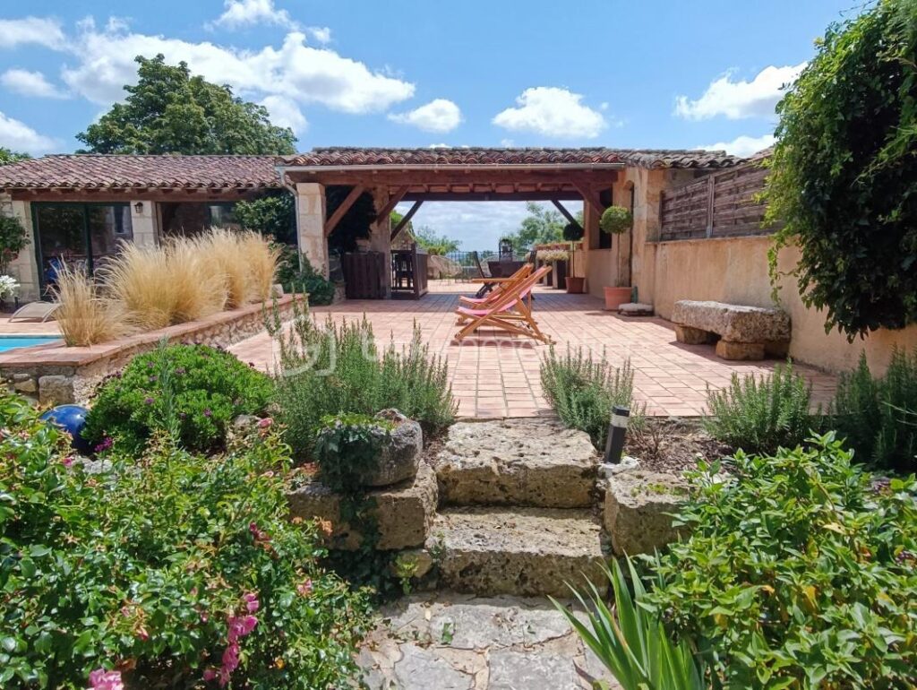Une Perle Cachée au Cœur d’un Charmant Village du Gers – 12 pièces – 6 chambres – 278 m²