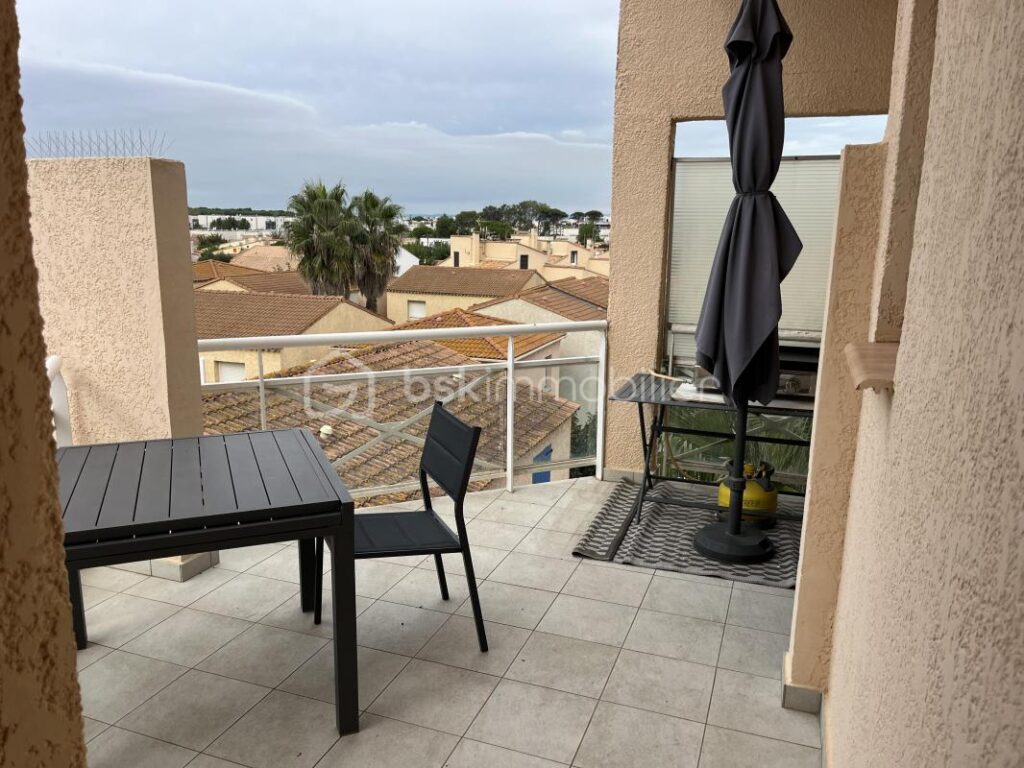 Dans résidence sécurisée face à la plage, appartement T5 avec terrasse, piscine et place de parking privative – 5 pièces – 4 chambres – 63 m²
