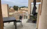Dans résidence sécurisée face à la plage, appartement T5 avec terrasse, piscine et place de parking privative – 5 pièces – 4 chambres – 63 m²