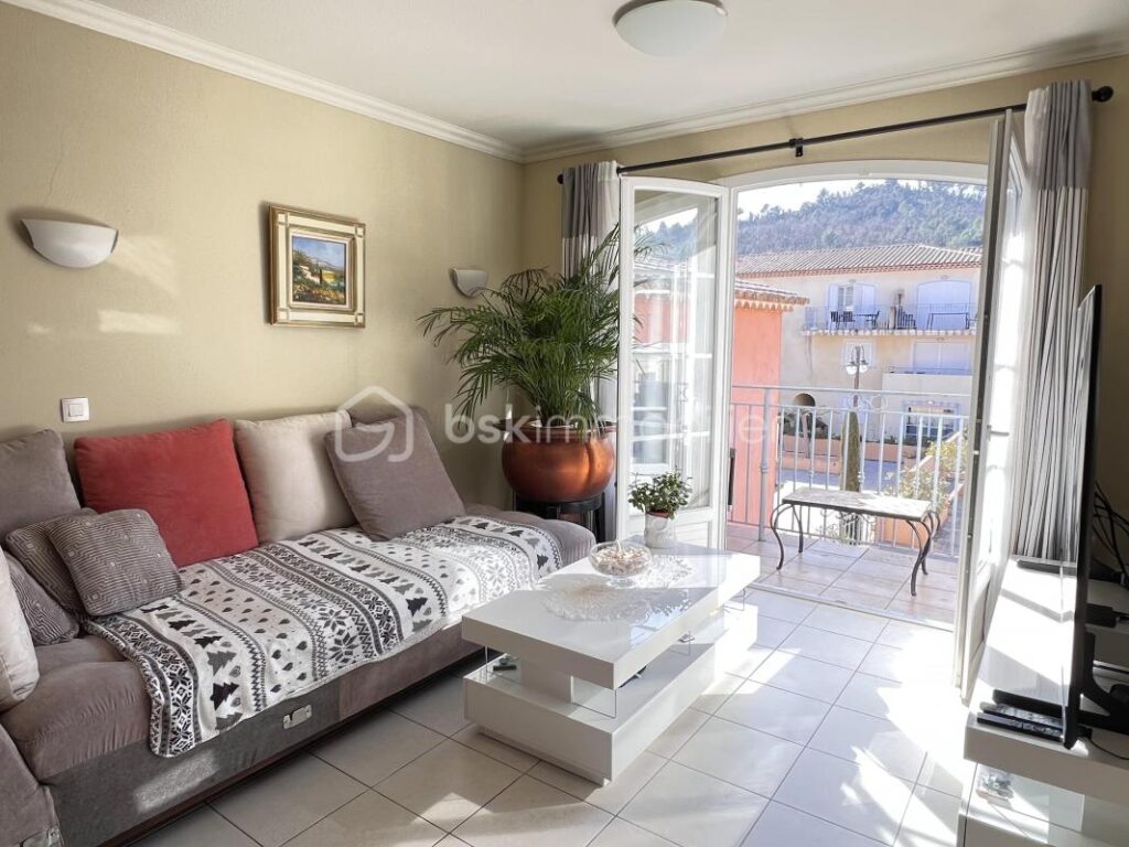 Appartement T3 de 52 m² au dernier étage dans un beau domaine de l’arrière pays varois – 3 pièces – 2 chambres – 52 m²