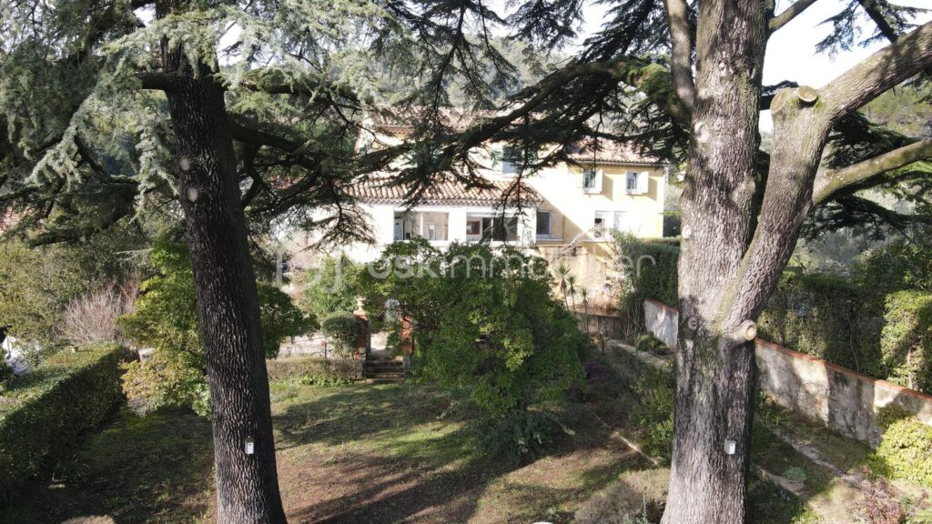 Demeure de caractère avec ascenseur, dépendances et terrain piscinable – 8 pièces – 6 chambres – 255 m²