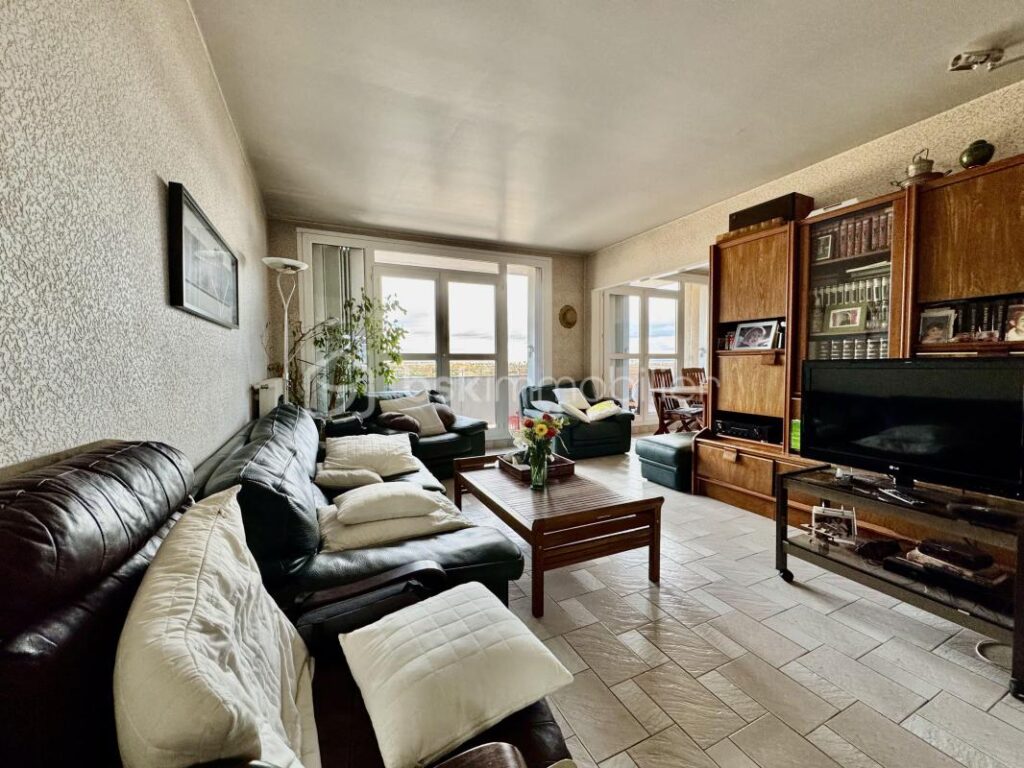 Appartement familial T5 spacieux + box – 111 m² – Stains – 5 pièces – 3 chambres – 111 m²