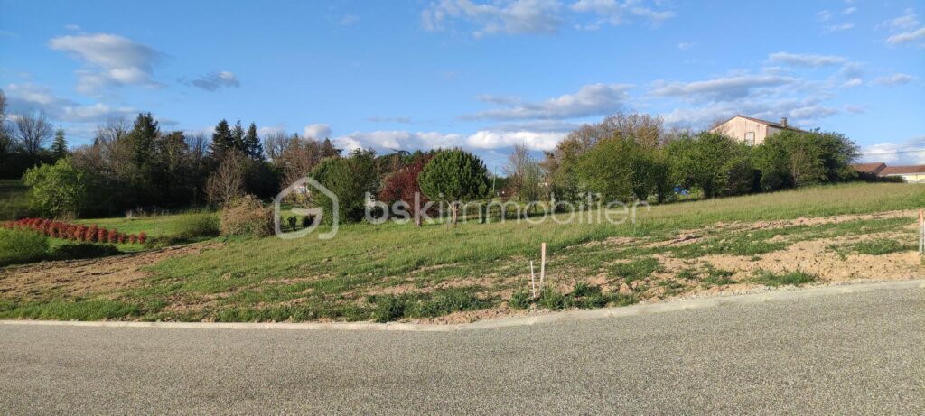 Vends terrain constructible et viabilisé de 1043 m2 proche Monclar de Quercy – NR pièces – NR chambres – 1043 m²