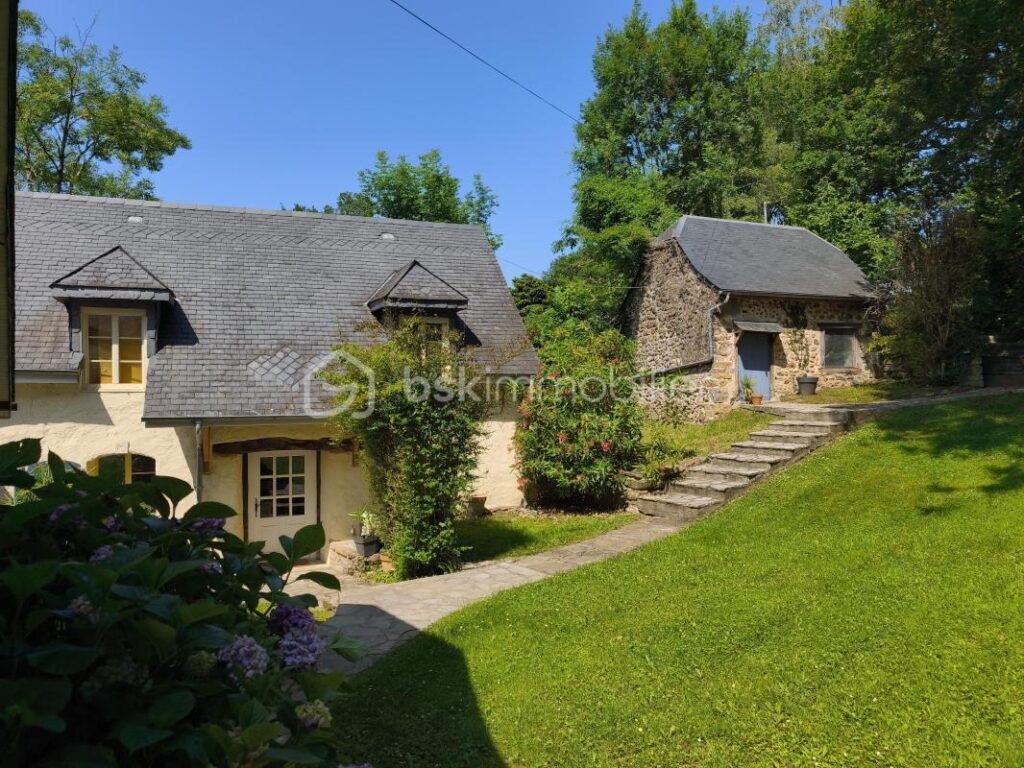 MAISONS DU 17 EME AVEC PETITE DEPENDANCE ET GARAGE – 5 pièces – 4 chambres – 150 m²