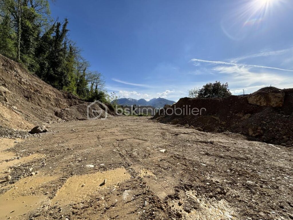 🌟 RARE À LA VENTE – TERRAIN D’EXCEPTION À CHAMBÉRY 🌟 – NR pièces – NR chambres – 2269 m²
