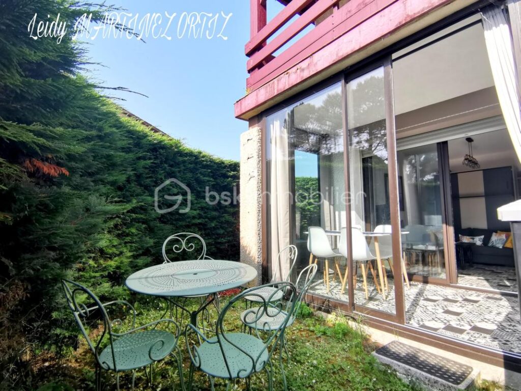 Appartement rénové, 27m² , avec extérieur, loggia, jardin, place de parking – 1 pièce – NR chambres – 26 m²