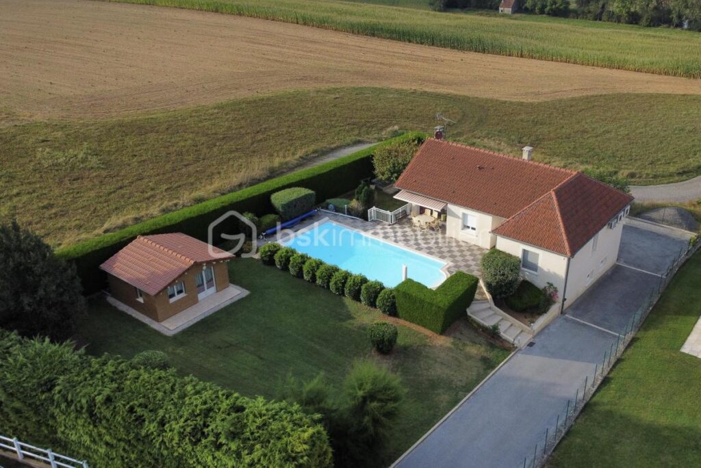 À VENDRE – Maison de caractère de 201 m² avec jardin paysager 🌿, piscine 🏊‍♂️ et vue dégagée 🌄 – 6 pièces – 4 chambres – 201 m²
