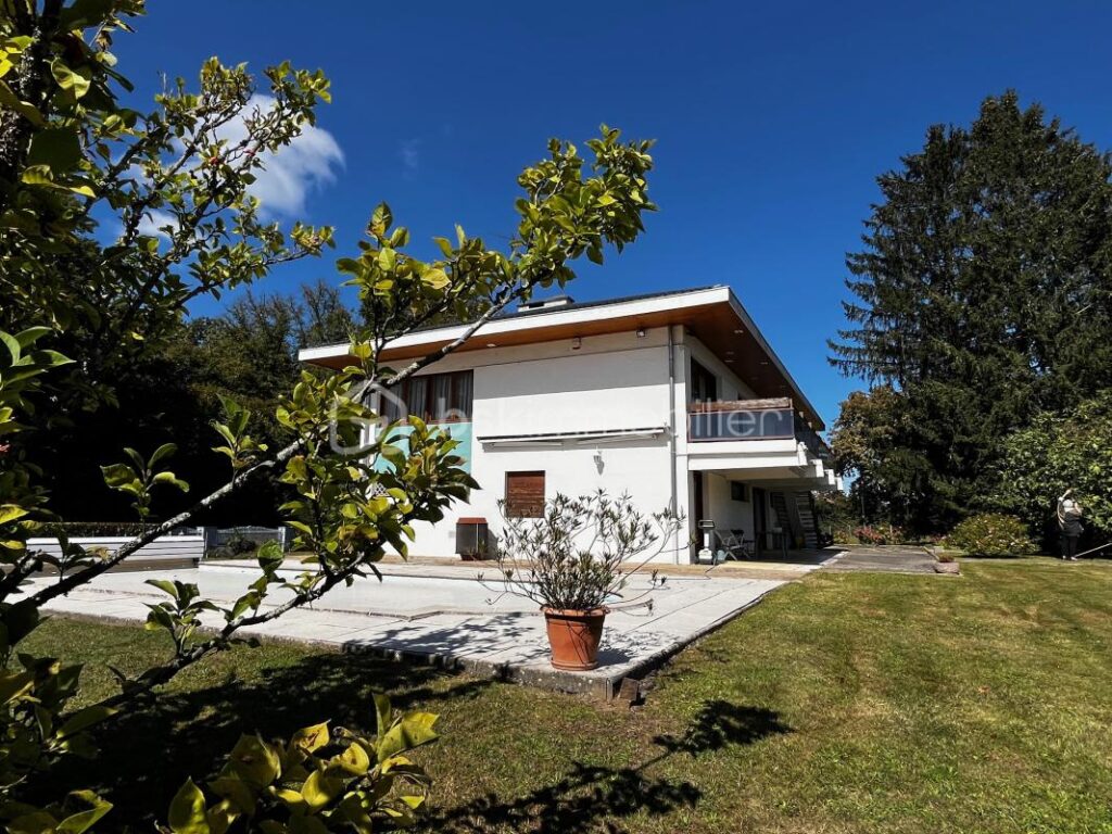 Belle maison d’architecte dans cadre privilégié sur terrain de 2000M2 – 8 pièces – 4 chambres – 300 m²