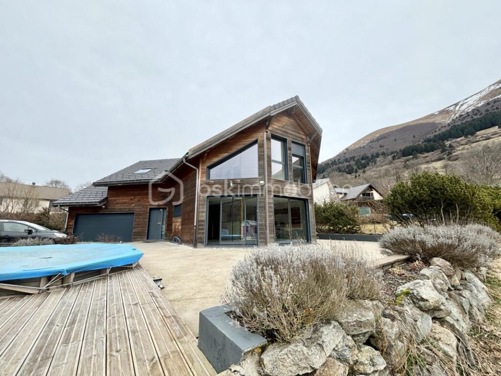 Maison d’architecte de 173m2 avec terrain de 993m2 – 6 pièces – 5 chambres – 173 m²