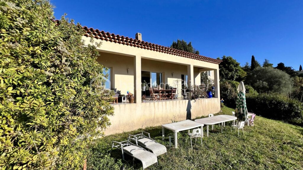 COUP DE CŒUR pour une villa individuelle à Vence Sud. Vue mer. Terrain piscinable – 4 pièces – 3 chambres – 135 m²