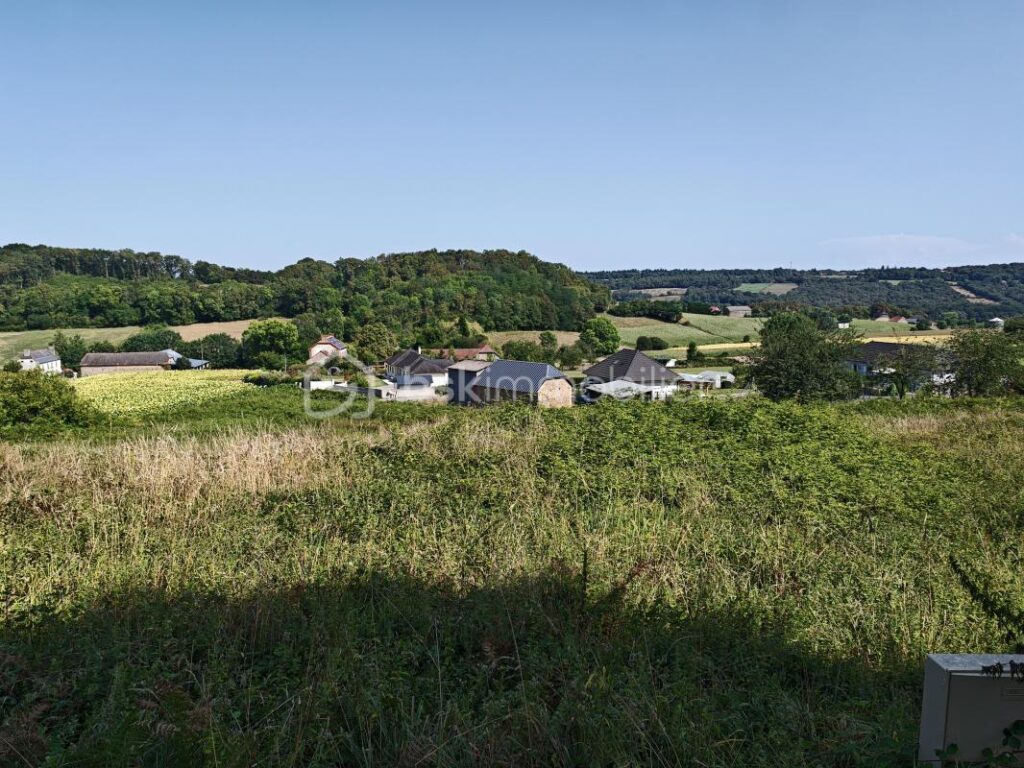 Terrain constructible dans village au calme à 10mns de toutes commoidités – NR pièces – NR chambres – 2300 m²