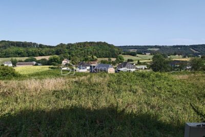 Terrain constructible dans village au calme à 10mns de toutes commoidités – NR pièces – NR chambres – 2300 m²