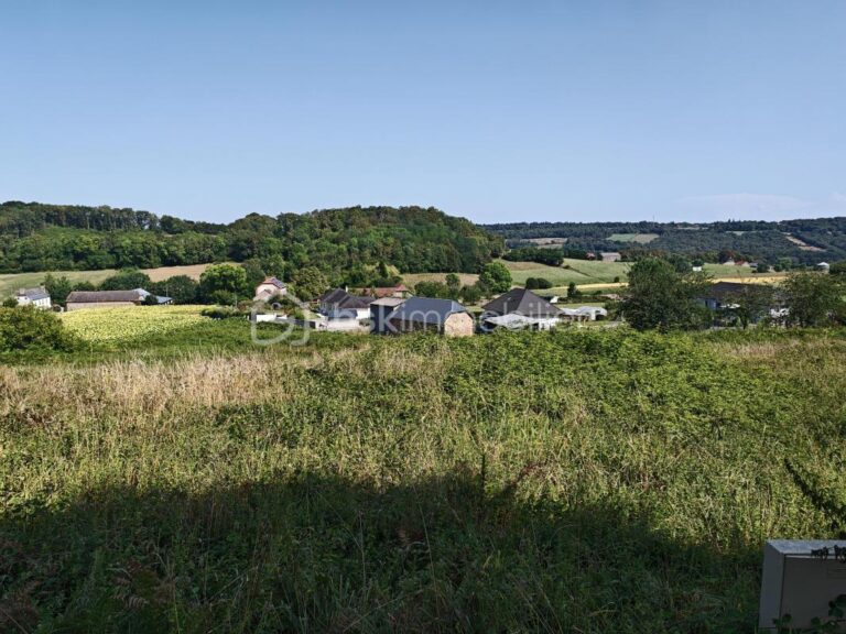 Terrain constructible dans village au calme à 10mns de toutes commoidités – NR pièces – NR chambres – 2300 m²