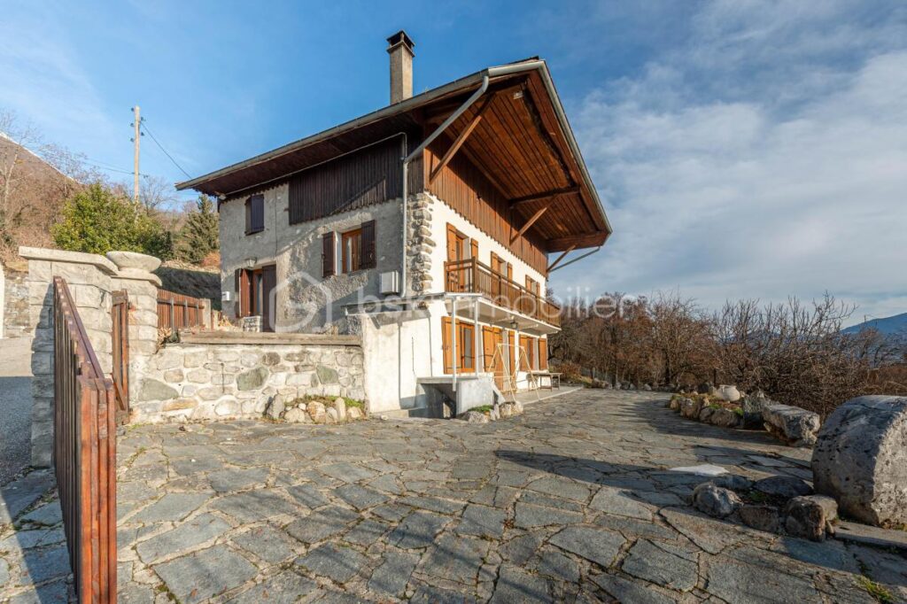 BATISSE DE CARACTERE DE 149 m² sur terrain de 1 850 m² – 5 pièces – 3 chambres – 116 m²