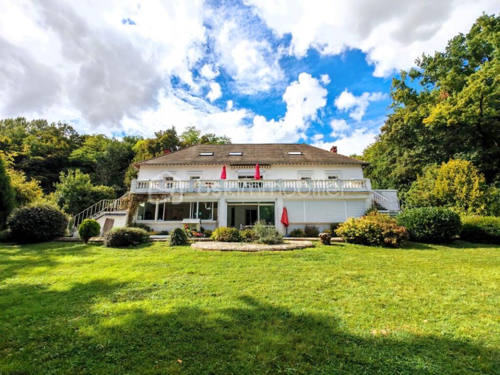 Spacieux pavillon au calme avec garage, sous-sol, jardin et bois – 11 pièces – 5 chambres – 416 m²