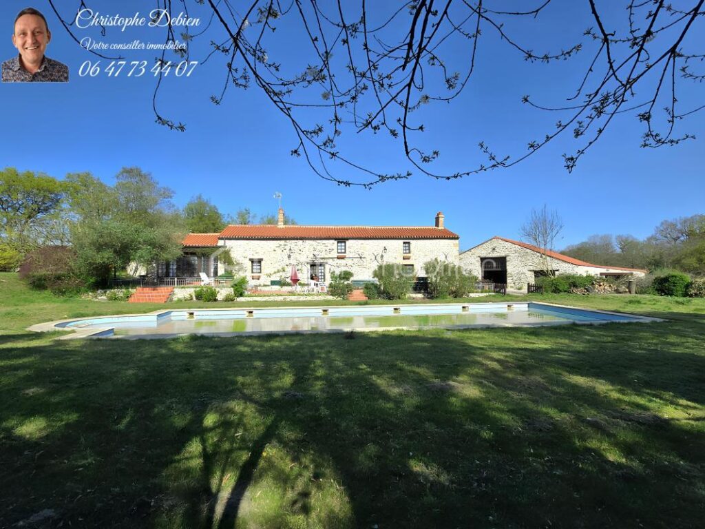 Entre nature, confort et authenticité – Un lieu de vie rare à découvrir aux Lucs-sur-Boulogne – 7 pièces – 4 chambres – 200 m²