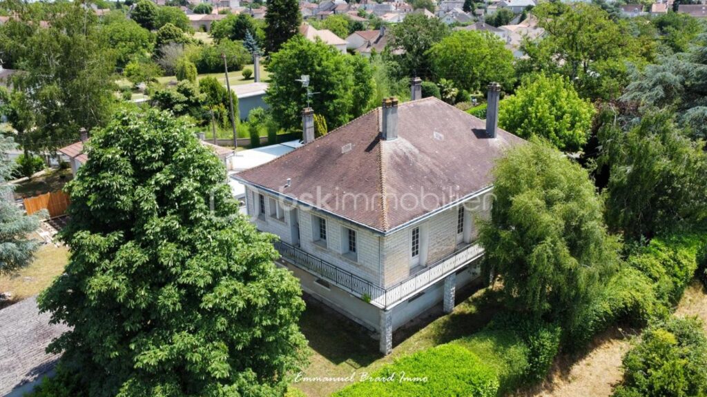 Maison de caractère avec fort potentiel – Montmorillon (86500) – 11 pièces – 5 chambres – 200 m²