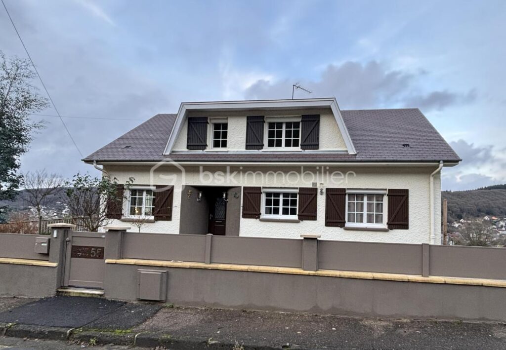 Maison Individuelle rénovée 5 pièces avec Sous-Sol Complet, garage et jardin – Nouzonville – 5 pièces – 4 chambres – 121 m²