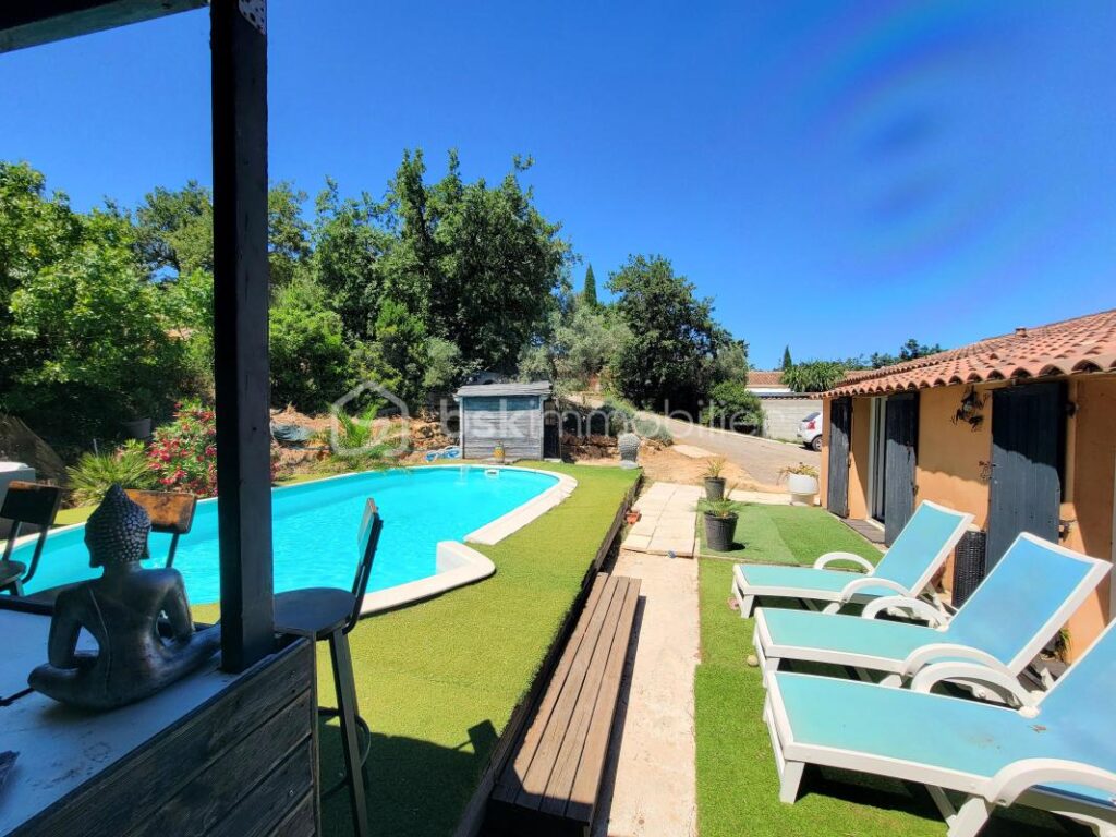 Grande maison familiale de plain pied avec piscine, terrasses, vue dégagée et T3 indépendant – 9 pièces – 7 chambres – 188 m²