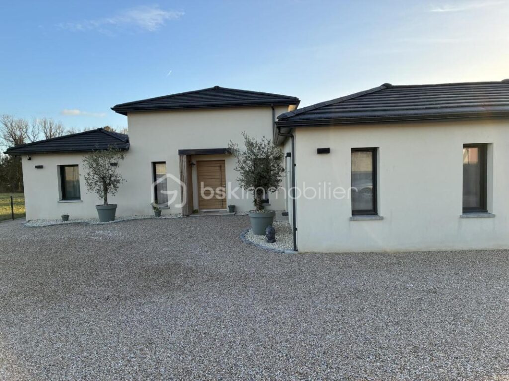 Maison Contemporaine proche de Coutras Habitation et Activité Libérale 485000€ St Antoine sur l’Isle – 8 pièces – 3 chambres – 190 m²