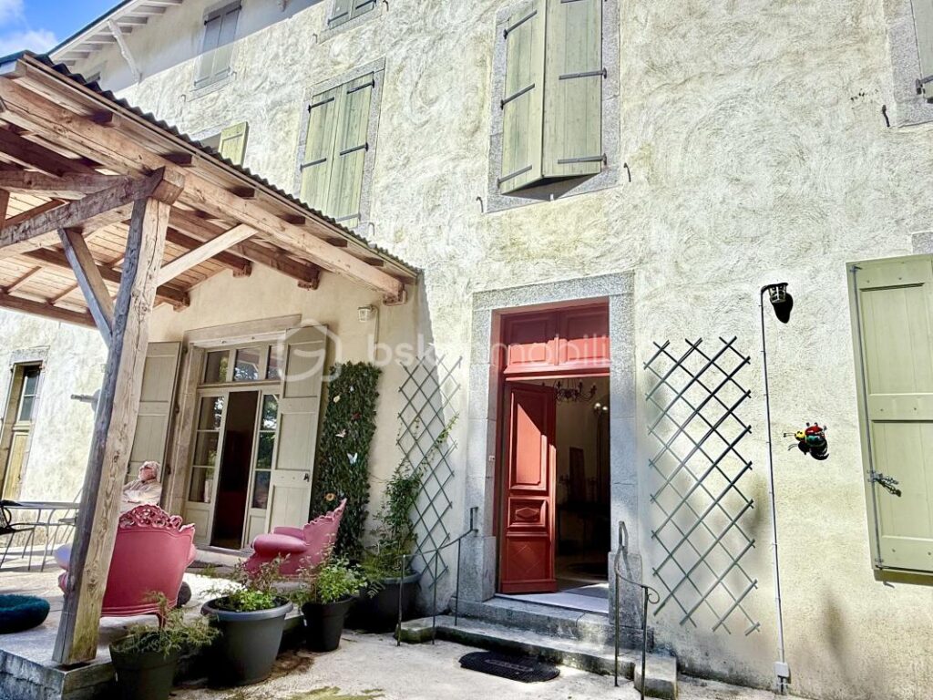 Villa de 16 pièces et 640 m² sur 2 ha de terrain avec piscine – NR pièces – 11 chambres – 641 m²