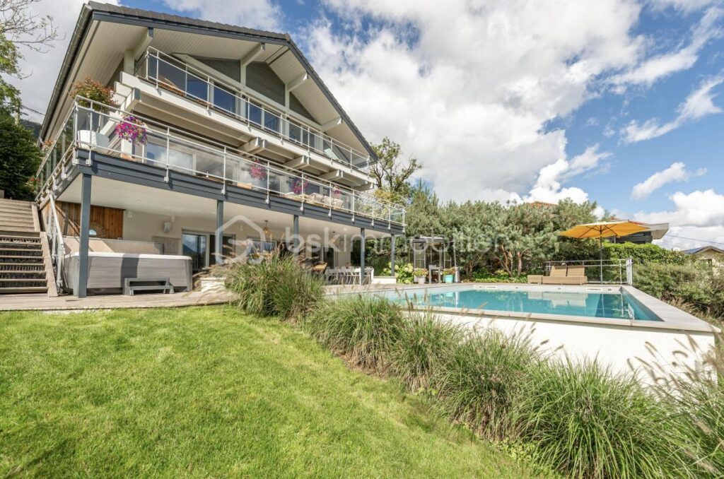 EXCLUSIVITE : SUPERBE VILLA MODERNE 270 M2 SAINT JORIOZ AVEC VUE SUR LAC D ANNECY – 9 pièces – 6 chambres – 269 m²