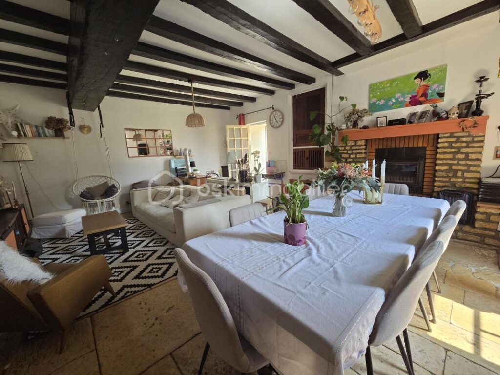 Maison de caractère 100 m² à Limalonges avec jardin, garage et cave voutée – 3 pièces – 2 chambres – 100 m²