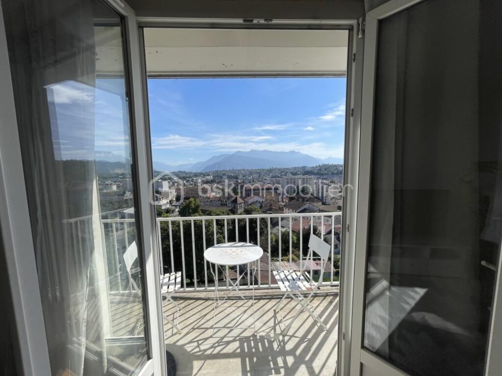 Appartement lumineux avec vue imprenable sur voiron – 3 pièces – 2 chambres – 61 m²