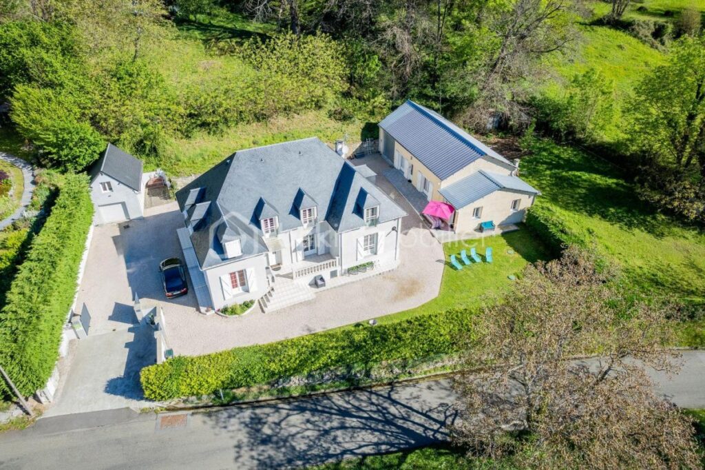 Propriété comprenant une maison d’habitation et un Gîte idéalement située – 13 pièces – 7 chambres – 324 m²