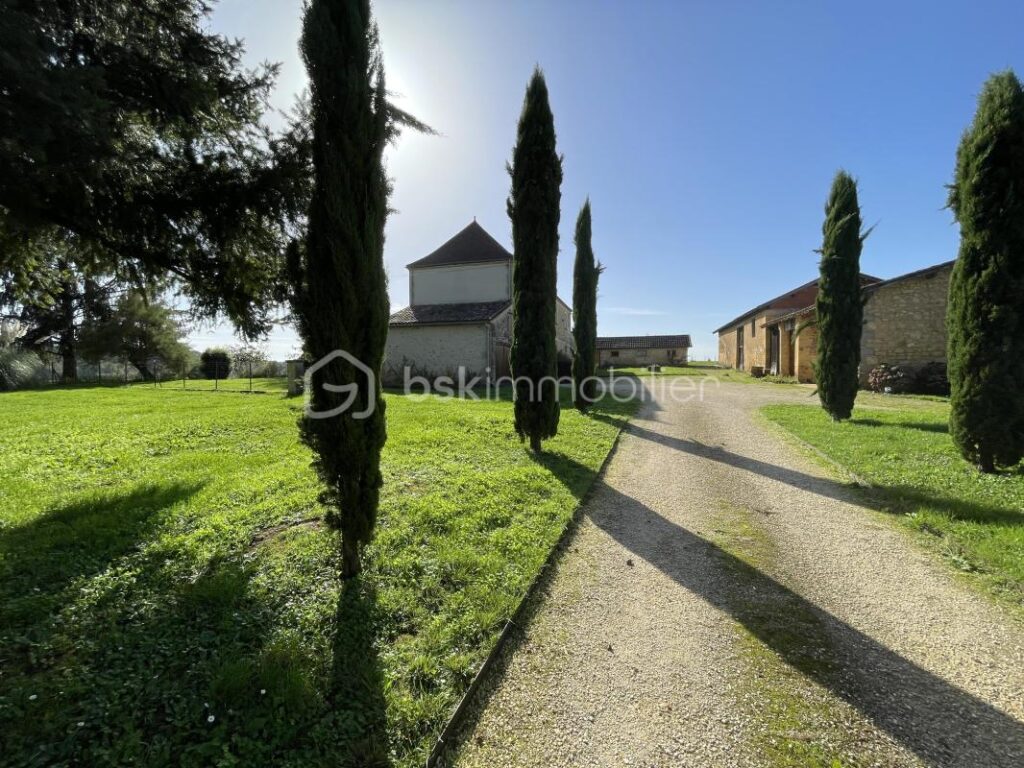 Magnifique bâtisse en pierre de 219m² habitable avec environ 658m² de dépendance sur 10600m² partiellement clos – 7 pièces – 4 chambres – 219 m²