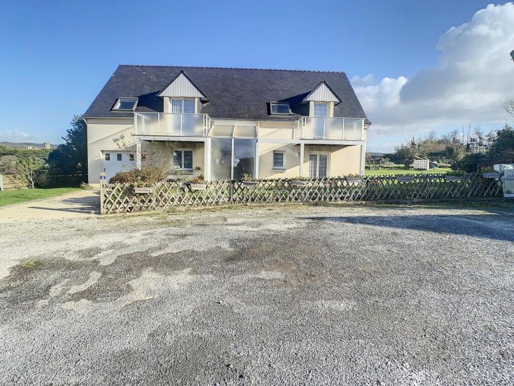 A vendre commune de Saint Nic – 8 pièces – NR chambres – 145 m²