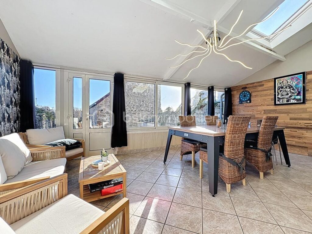 Maison de ville rénovée au coeur de Montebourg – Avec terrain, cour arrière, grange – 4 pièces – 2 chambres – 94 m²