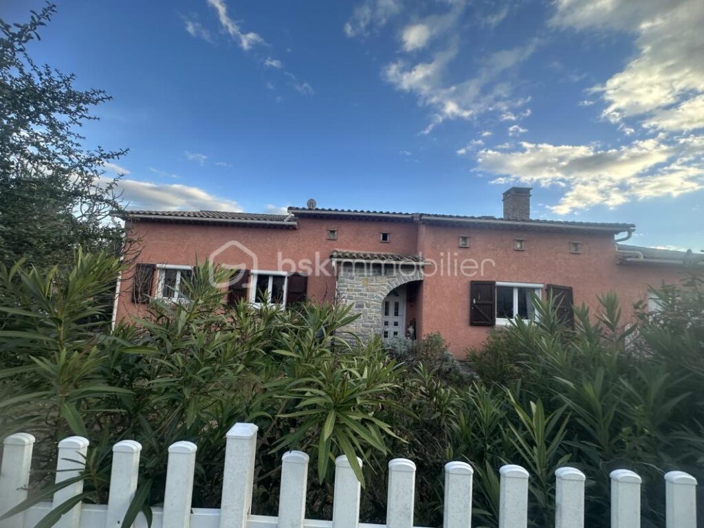 Découvrez la quiétude d’une villa spacieuse à Bagard à proximité de toutes commodités – 5 pièces – 3 chambres – 131 m²