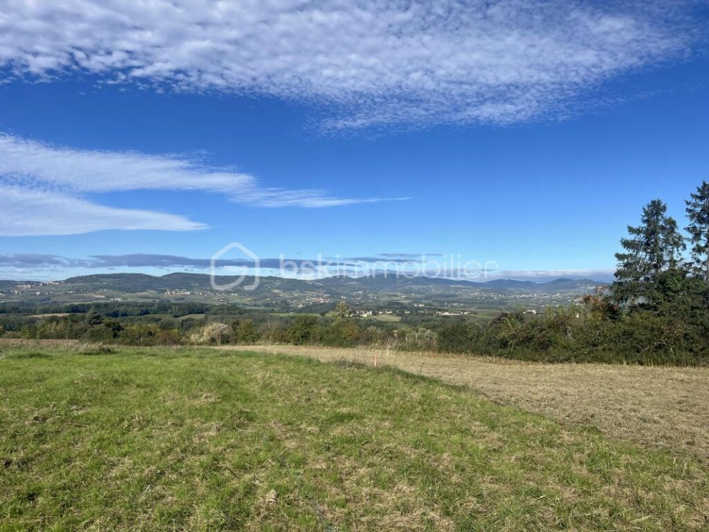 Terrain à bâtir 855m² viabilisé – Vue Monts du Beaujolais – NR pièces – NR chambres – 855 m²