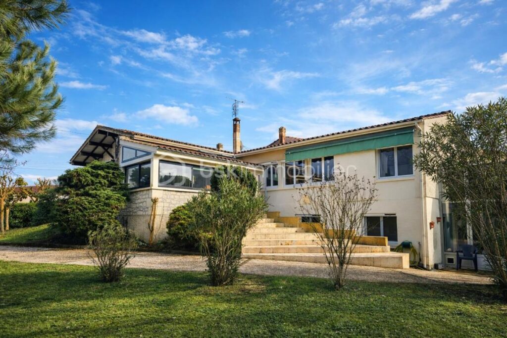 Maison d’architecte à Eymet proche des commodités – 5 pièces – 4 chambres – 168 m²