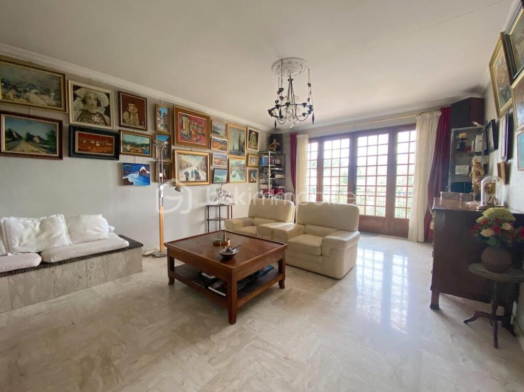 Maison avec 4 chambres + une piscine couverte + un garage de 110m2 !!! De l’espace, du calme et de l’authenticité !!!! – 8 pièces – 4 chambres – 248 m²