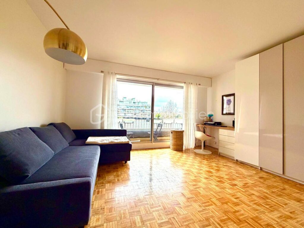 LOCATION MEUBLÉE – 2 PIÈCES RÉNOVÉ – BALCON SUD & PARKING – COURBEVOIE BÉCON – 2 pièces – 1 chambre – 47 m²