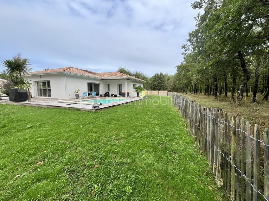Maison contemporaine avec piscine – 4 pièces – 3 chambres – 130 m²