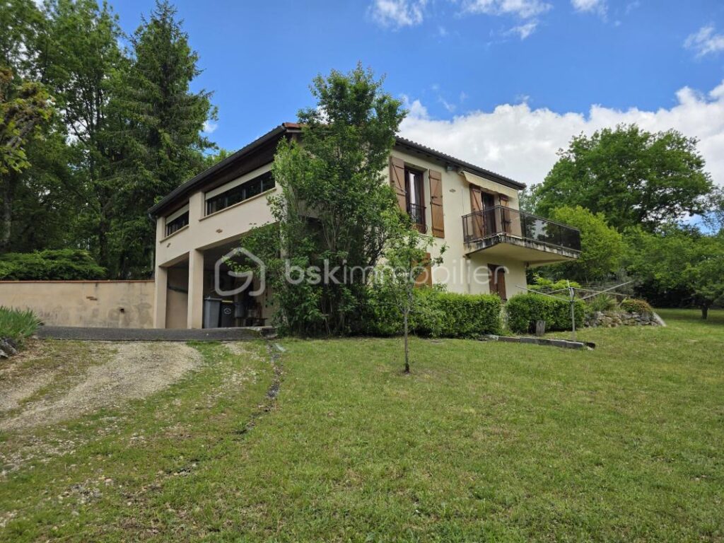 MAISON STE COLOMBE EN BRUILHOIS- GARAGE- JARDIN 3850 m² – 5 pièces – 4 chambres – 140 m²