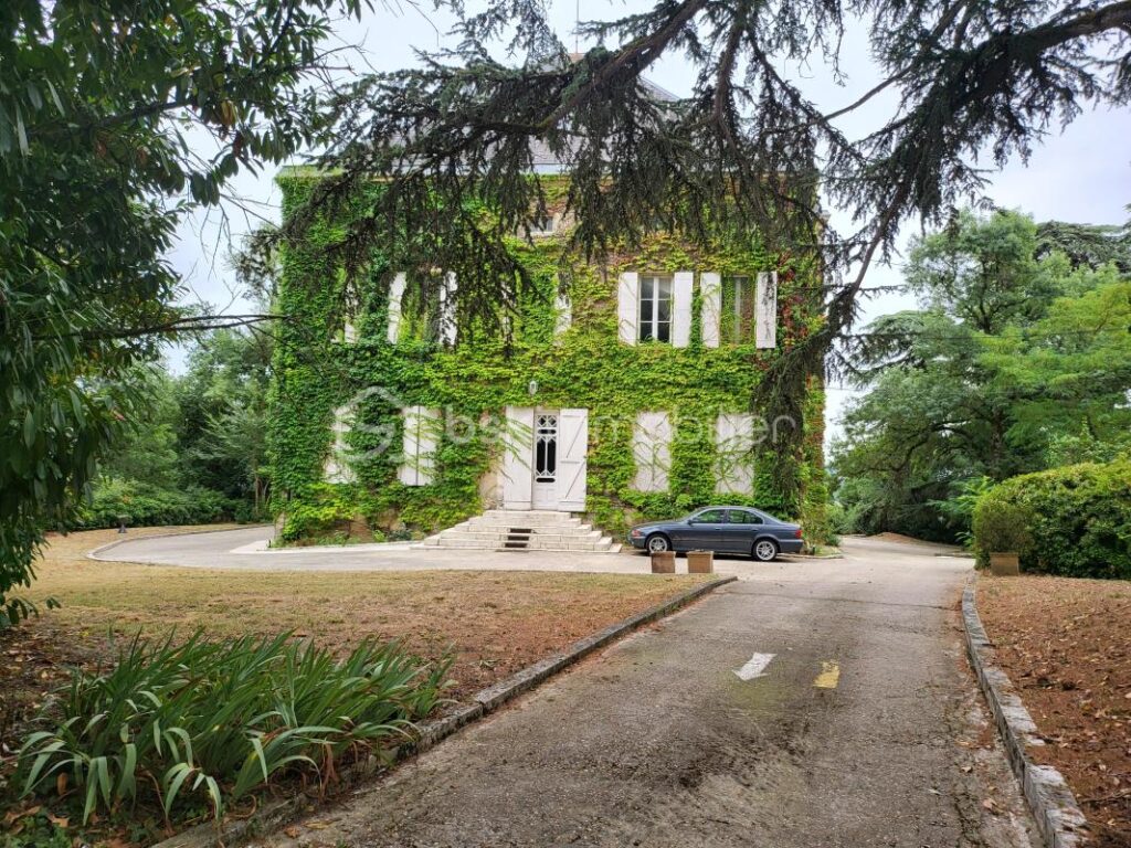 CHATEAU 32 PIECES+DEPENDANCES – PROPRIETE 9 HECTARES – NR pièces – 4 chambres – 919 m²