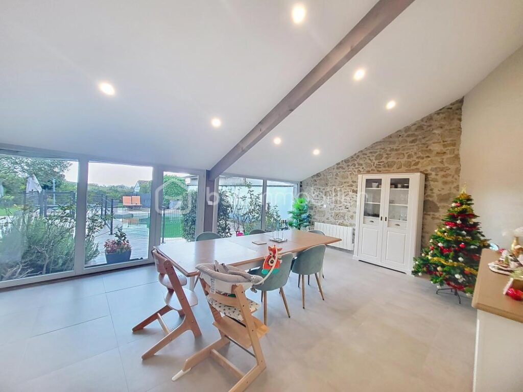 MAISON EN PIERRE- 4 CHAMBRES-JARDIN-PISCINE-GARAGE – 7 pièces – 4 chambres – 192 m²