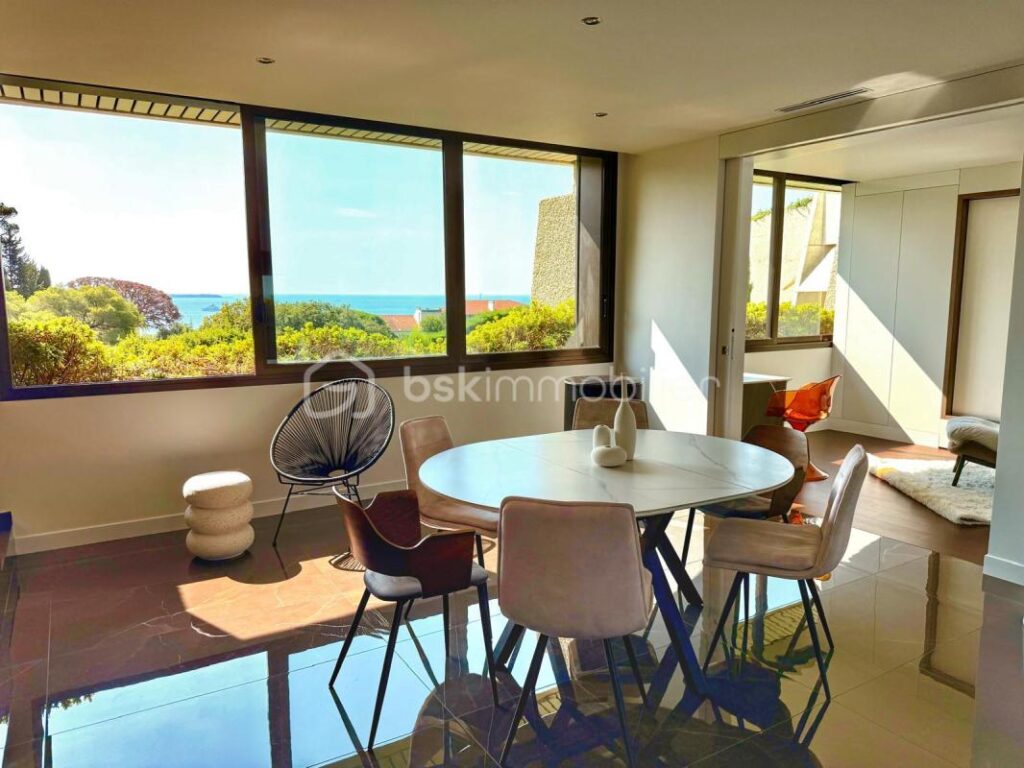 SOUS OFFRE- CO- EXCLUSIVITE – CANNES – CROIX DES GARDES – 132 M² – 4 PIECES – VUE MER – CALME – PISCINE – PARKING – 4 pièces – 3 chambres – 132 m²