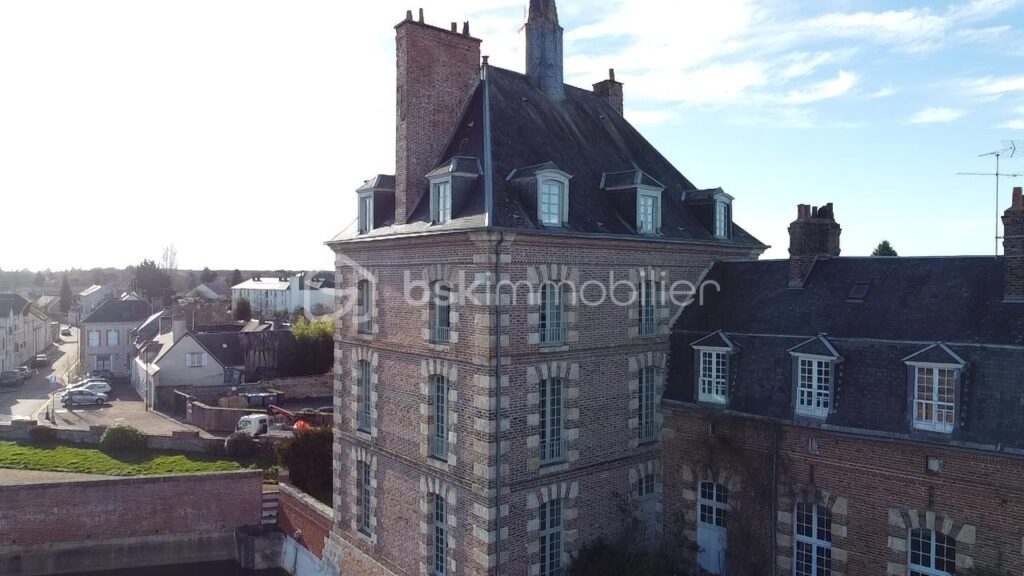 Appartement d’exception dans une tour du XVIIe siècle – Bellegarde – 4 pièces – 2 chambres – 98 m²