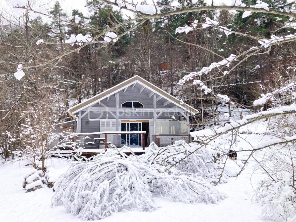 Chalet récent en bois au bord de la rivière sur un terrain plat de 5 460 m² – 3 pièces – 2 chambres – 70 m²