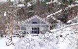 Chalet récent en bois au bord de la rivière sur un terrain plat de 5 460 m² – 3 pièces – 2 chambres – 70 m²