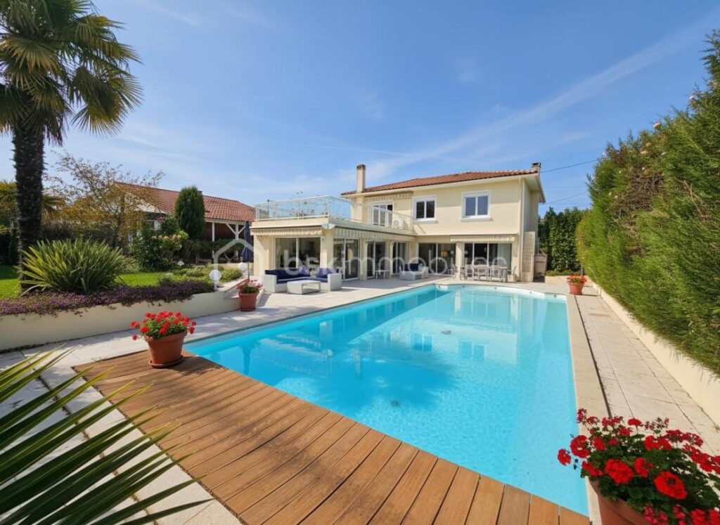 GARLIN – Maison lumineuse avec piscine, ascenseur et toit-terrasse – Vue Pyrénées – 6 pièces – 4 chambres – 145 m²