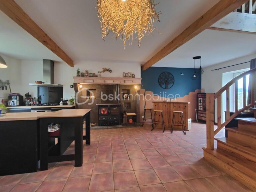 🏡 Maison de charme en pierre – 7 pièces – Vue exceptionnelle sur le Puy-de-Dôme – 7 pièces – 5 chambres – 150 m²